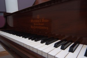 Steinway with logo close